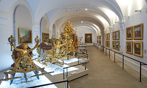 Bild: Ausstellungsraum mit barocken Rennschlitten