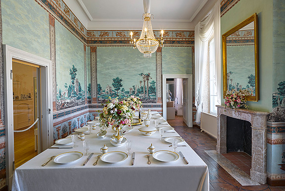 Picture: Wallpaper room with laid table