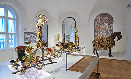 Bild: Ausstellungsraum mit barocken Rennschlitten