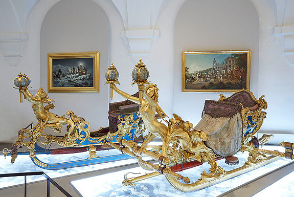 Bild: Ausstellungsraum mit barocken Rennschlitten