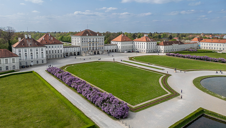 Picture: Lilac blossom in front of Nymphenburg Palace