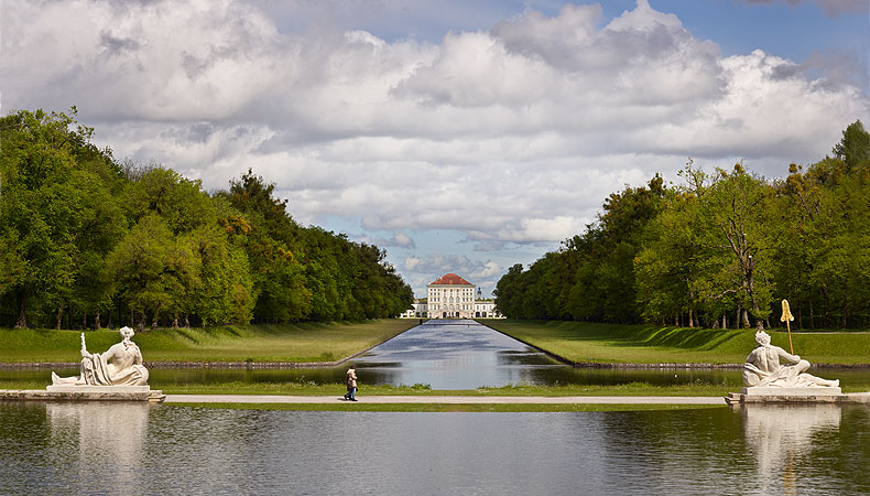 Bild: Blick von der Kaskade zum Schloss