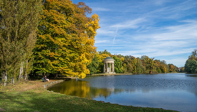 Bild: Badenburger See mit Monopteros im Herbst