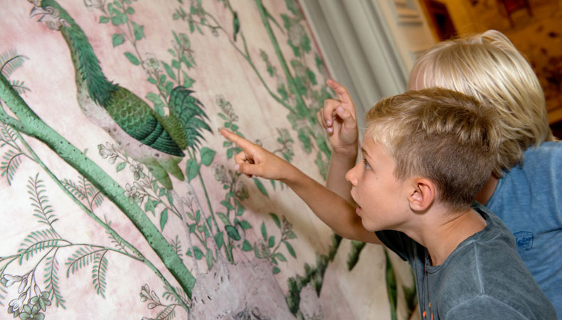 Bild: Kinder in der Badenburg im Schlosspark Nymphenburg